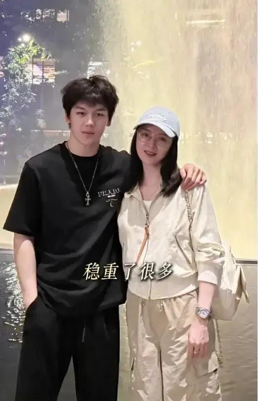 王艳儿子罕露面！19岁球球高颜值随妈，去北大后衣品提升变帅很多