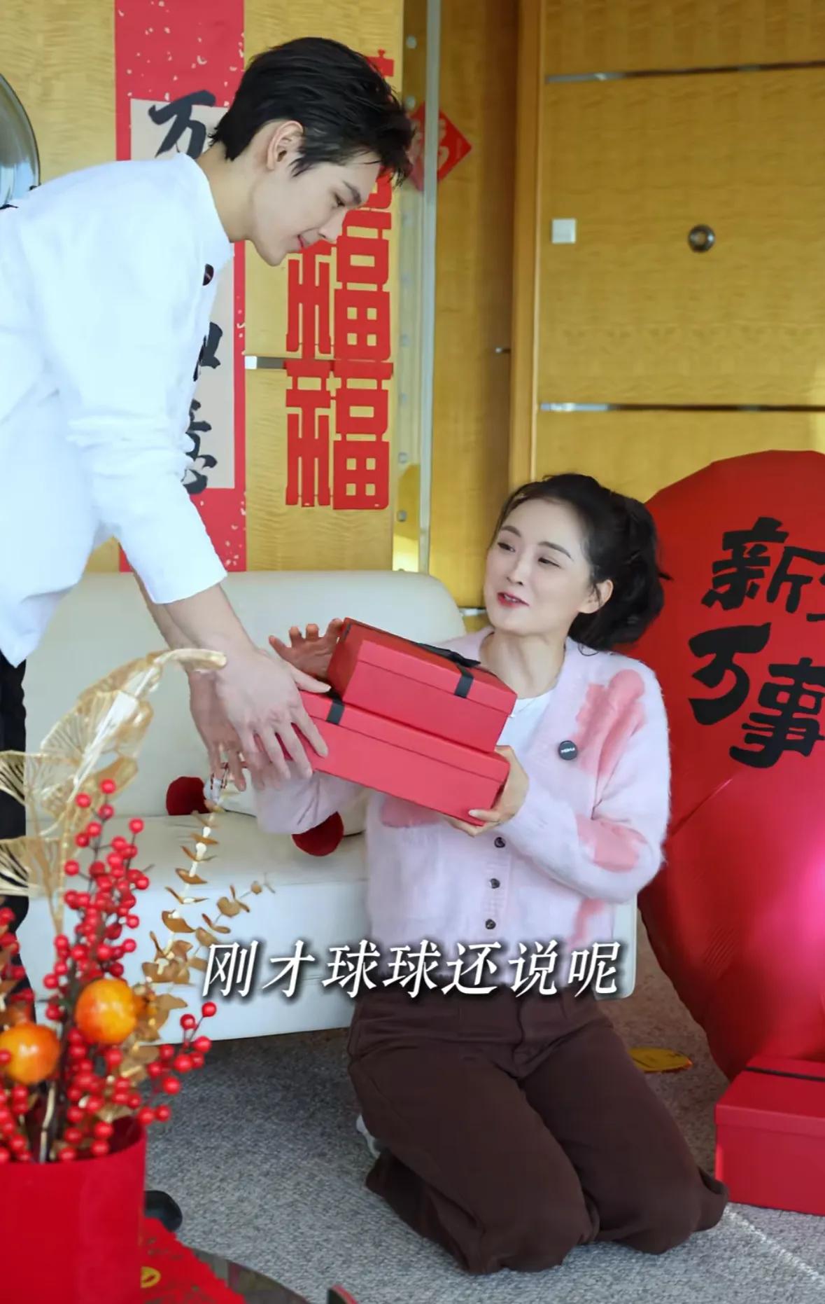 王艳儿子罕露面！19岁球球高颜值随妈，去北大后衣品提升变帅很多