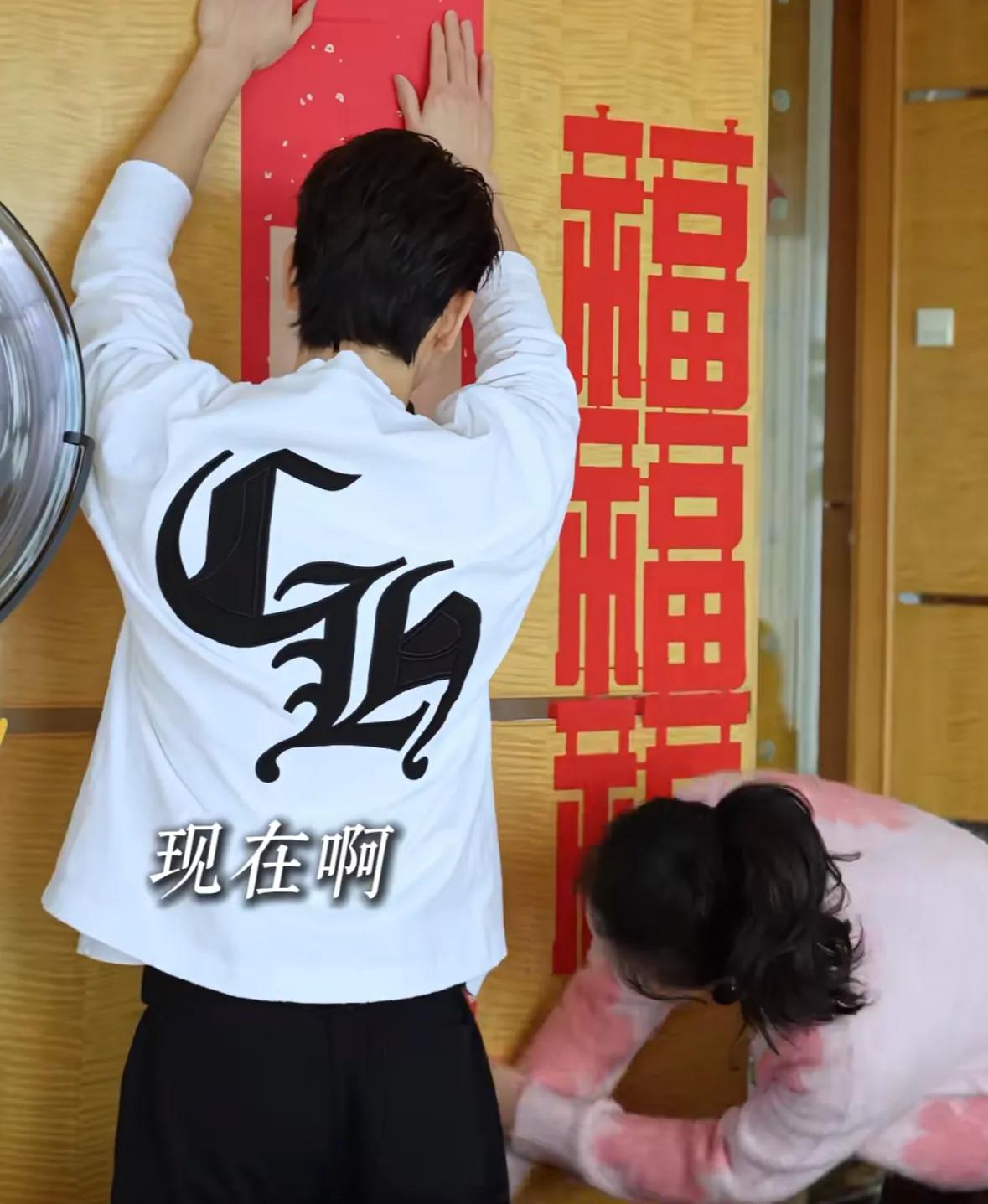 王艳儿子罕露面！19岁球球高颜值随妈，去北大后衣品提升变帅很多