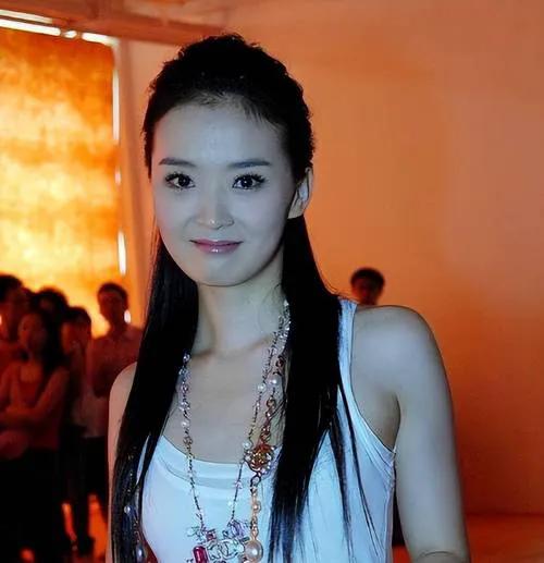 王艳儿子罕露面！19岁球球高颜值随妈，去北大后衣品提升变帅很多