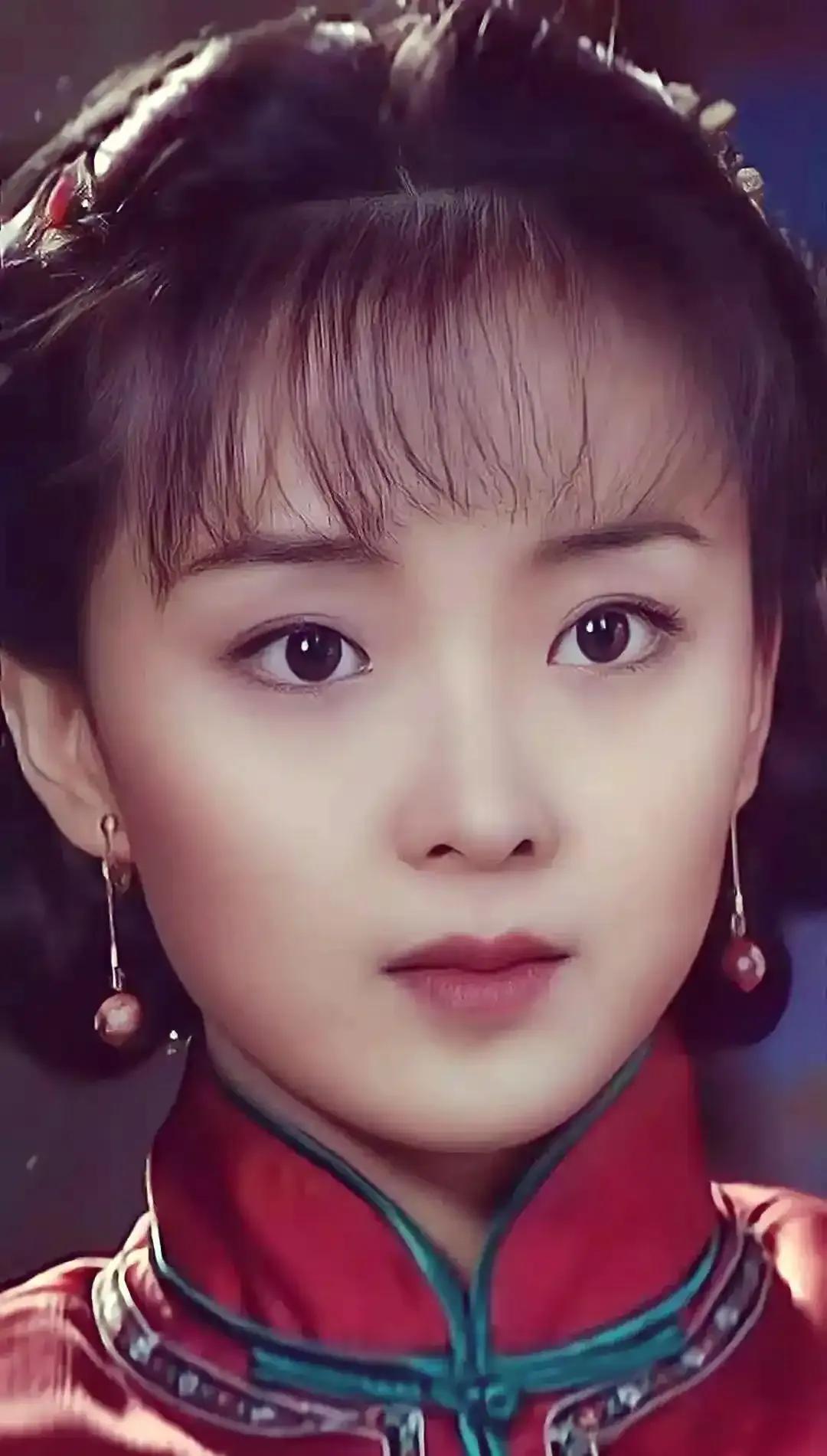 王艳儿子罕露面！19岁球球高颜值随妈，去北大后衣品提升变帅很多