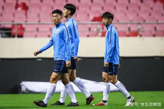 他俩当年在申花两翼齐飞，如今全都面临没球踢，一个年龄32一个31