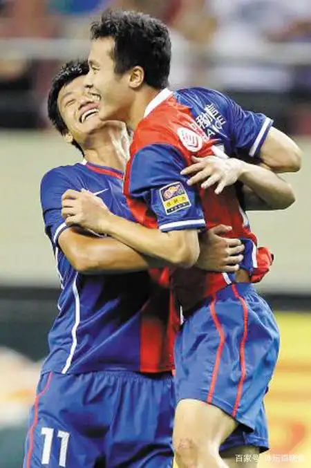 他俩当年在申花两翼齐飞，如今全都面临没球踢，一个年龄32一个31