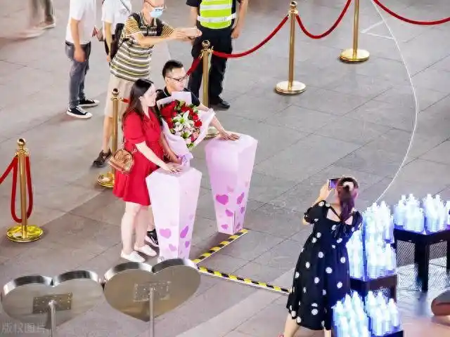 今夕又七夕，谁共你相依？纪念七夕节，附诗两首