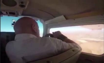 为什么飞机不能开窗户，直升机可以？