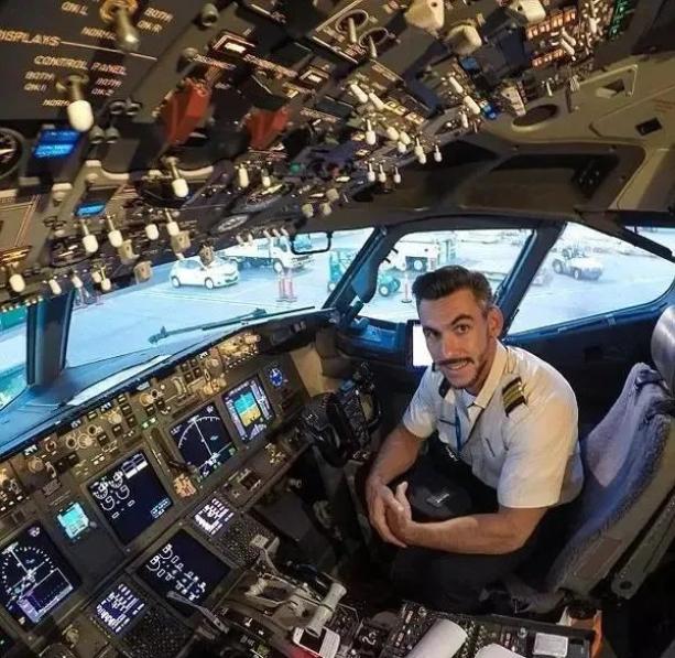 机长大大,请勿高空拍照!