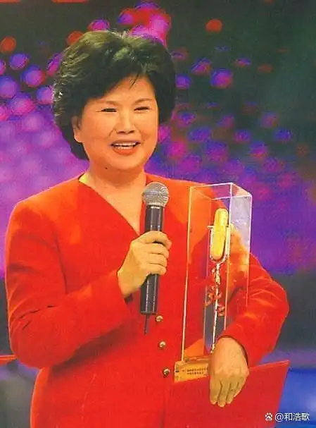 与丈夫相守48年，搭档罗京去世后自愿离职，邢质斌如今怎样了？