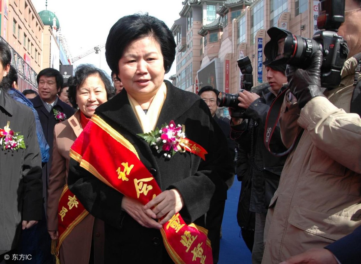 与丈夫相守48年，搭档罗京去世后自请离职，邢质斌如今怎样了？