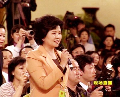 与丈夫相守48年，搭档罗京去世后自请离职，邢质斌如今怎样了？