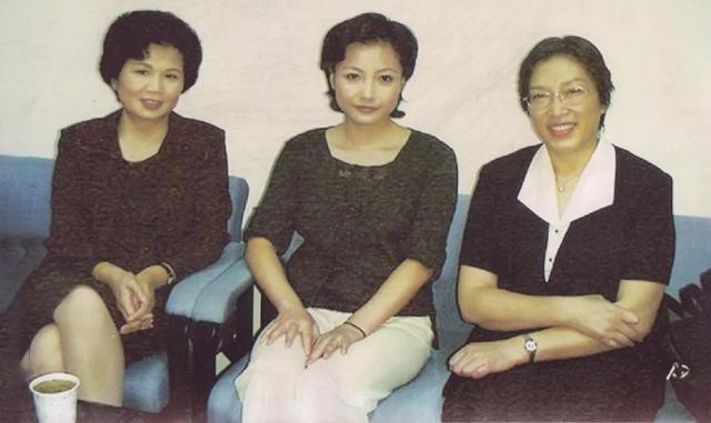 与丈夫相守48年，搭档罗京去世后自请离职，邢质斌如今怎样了？