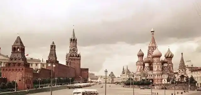 他是原副总理，1975年被永远开除党籍，1979年当选为副主席