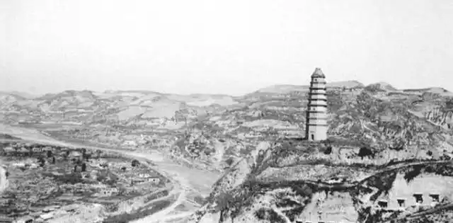 他是原副总理，1975年被永远开除党籍，1979年当选为副主席