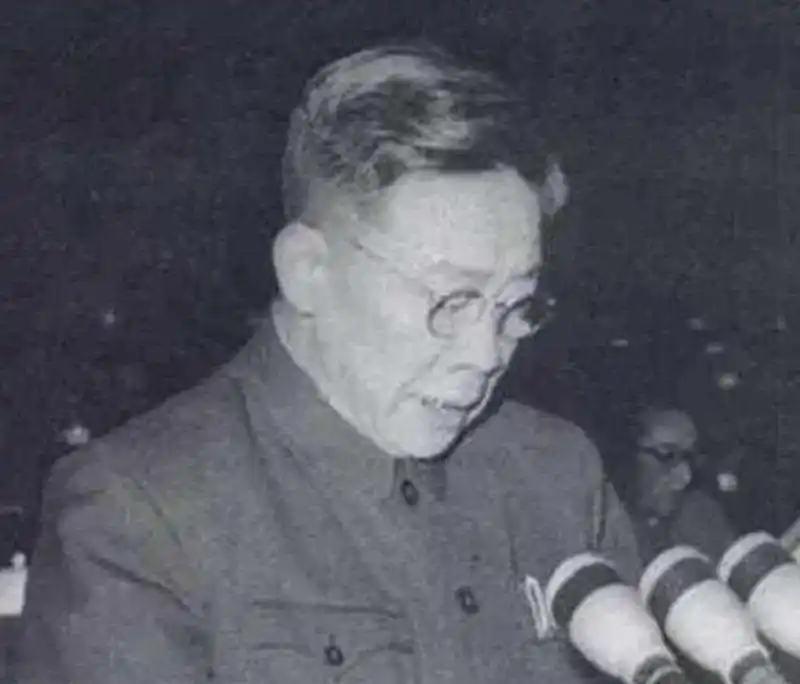 他曾任副总理,1975年被开除党籍妻子写匿名信进行诬陷