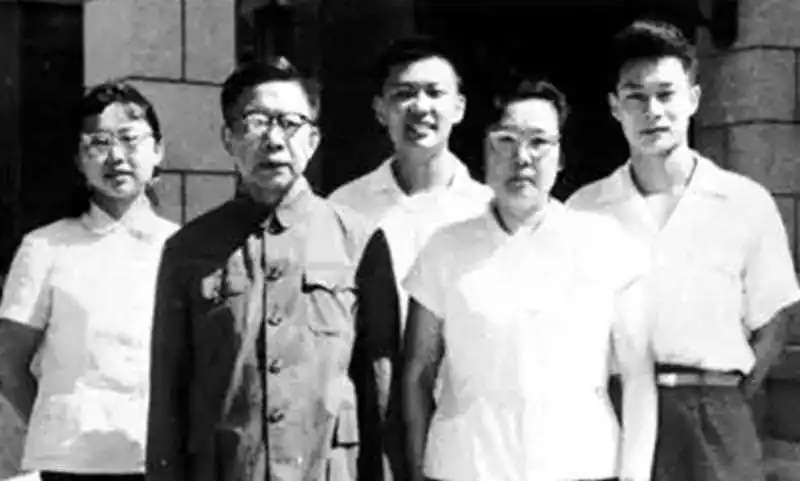 他曾任副总理,1975年被开除党籍妻子写匿名信进行诬陷