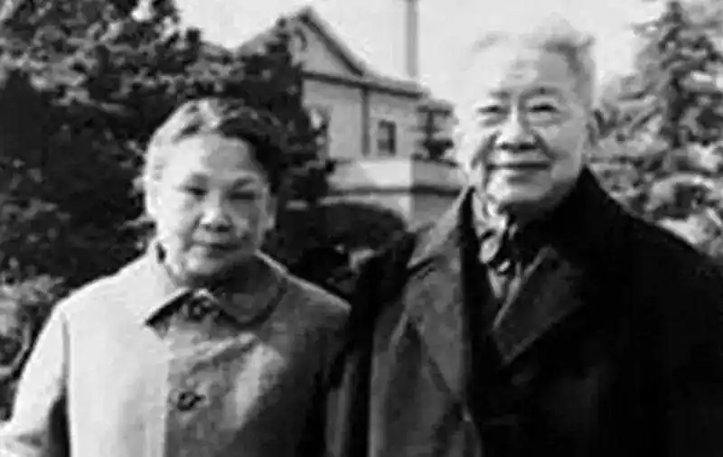 他曾任副总理,1975年被开除党籍妻子写匿名信进行诬陷