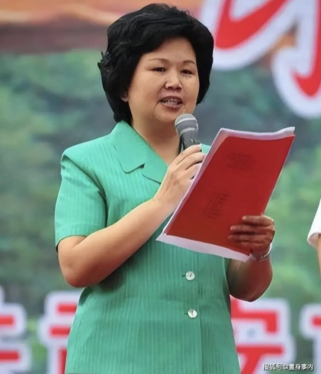 邢质斌近照曝光：76岁满头白发，与丈夫相濡以沫安享晚年