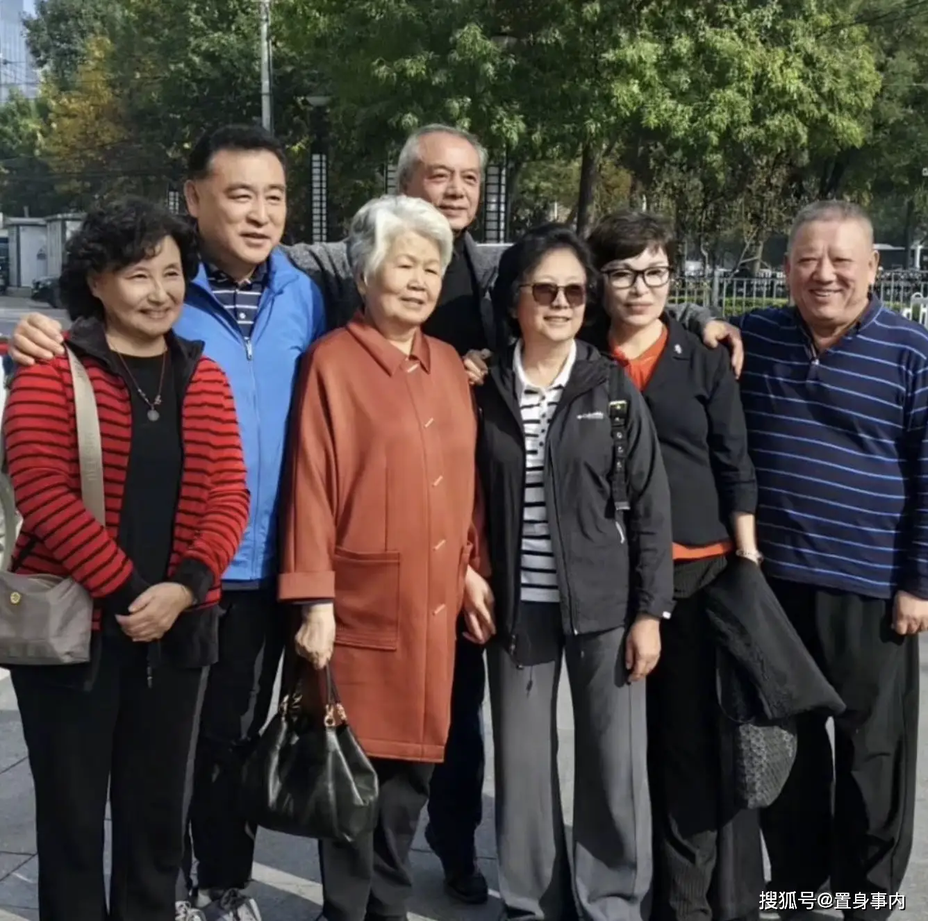 邢质斌近照曝光：76岁满头白发，与丈夫相濡以沫安享晚年