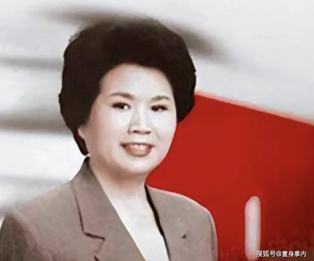 邢质斌近照曝光：76岁满头白发，与丈夫相濡以沫安享晚年