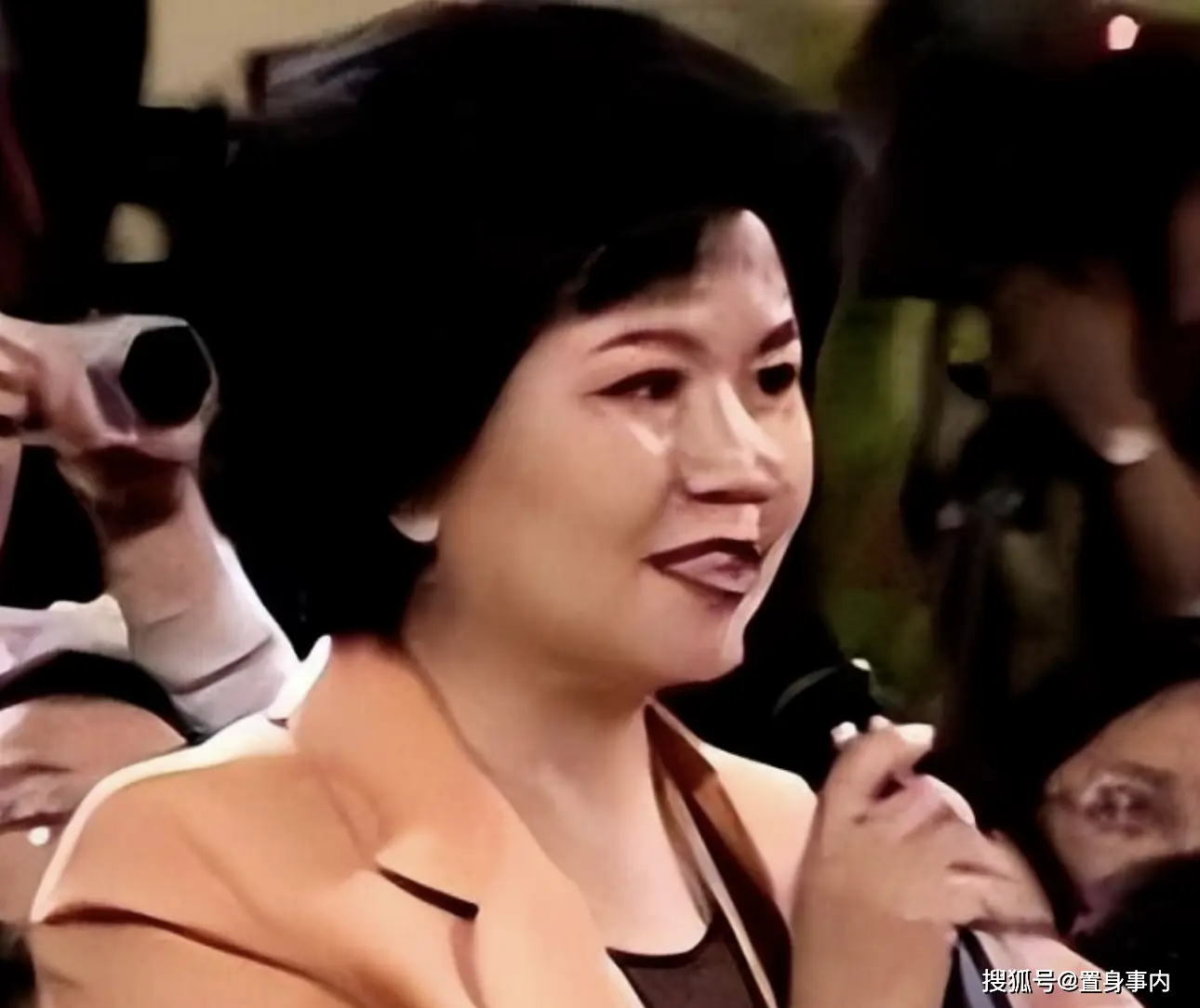 邢质斌近照曝光：76岁满头白发，与丈夫相濡以沫安享晚年