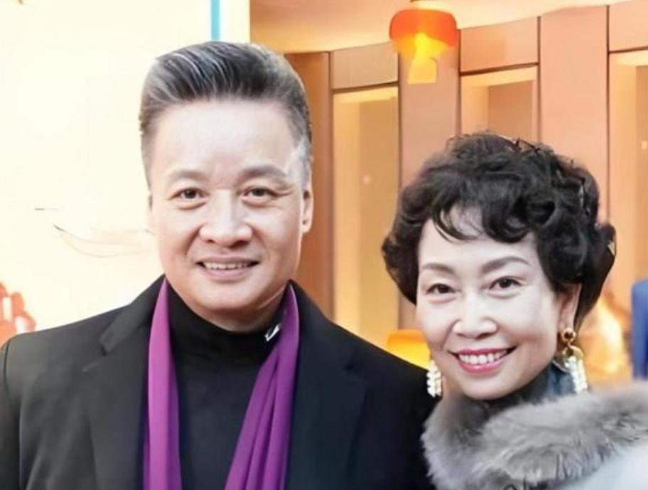 为艺术献身55年，陪妻子抗癌36年，67岁还在唱的阎维文是真男人