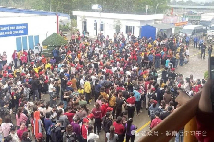 场面浩荡！越南一家上万工人中企遭罢工，两个厂同步进行，要求加薪和休息时间