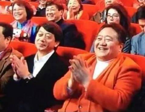 “笑脸哥”第19次现身春晚,腿抽筋中途离场,微博粉丝已58万