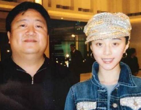 “笑脸哥”第19次现身春晚,腿抽筋中途离场,微博粉丝已58万