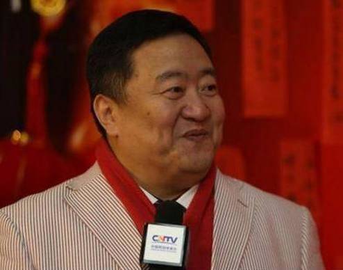 “笑脸哥”第19次现身春晚,腿抽筋中途离场,微博粉丝已58万