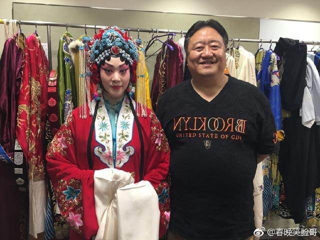 被称为“春晚最牛观众”的笑脸哥, 真实身份曝光, 经历让人心酸