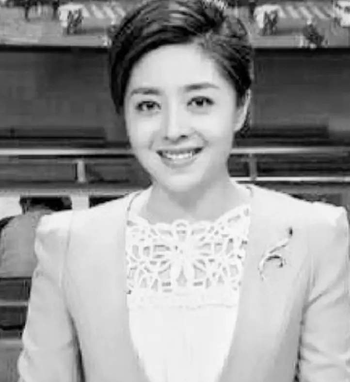 主持人佟瑶:2015年不幸溺亡,7年过去,她丈夫和女儿怎么样了?