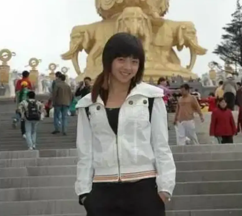 主持人佟瑶:2015年不幸溺亡,7年过去,她丈夫和女儿怎么样了?