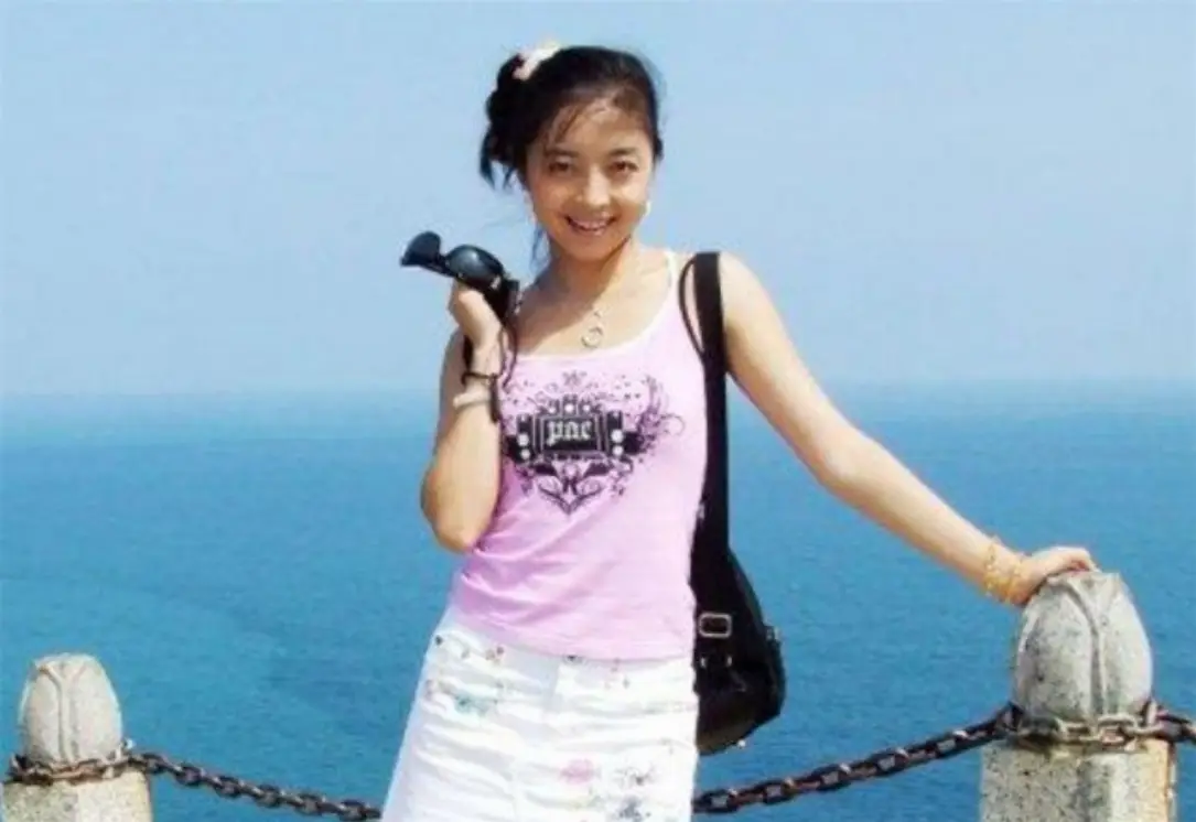 主持人佟瑶:2015年不幸溺亡,7年过去,她丈夫和女儿怎么样了?