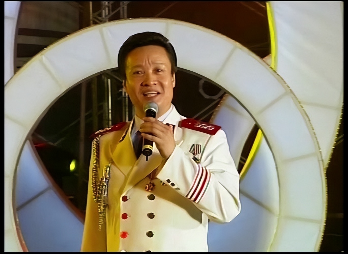 阎维文现状：曾在春晚出尽风头，如今没资格露脸，导演选人惹争议