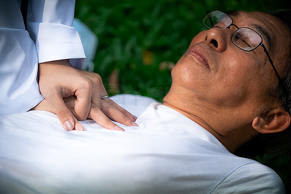 医生提醒：慢阻肺不管怎么治，最后都逃不过气短加重？