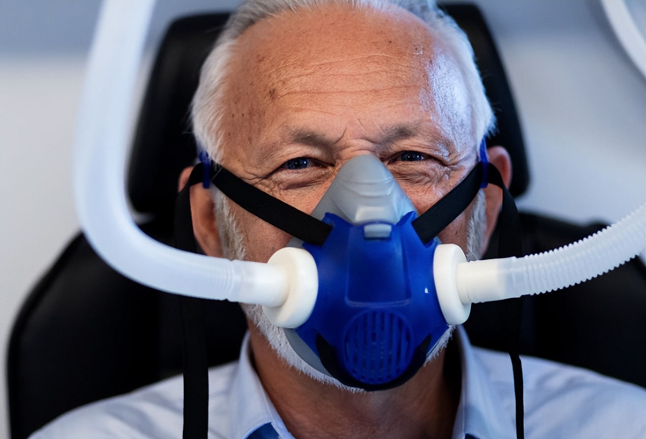 医生提醒：慢阻肺不管怎么治，最后都逃不过气短加重？