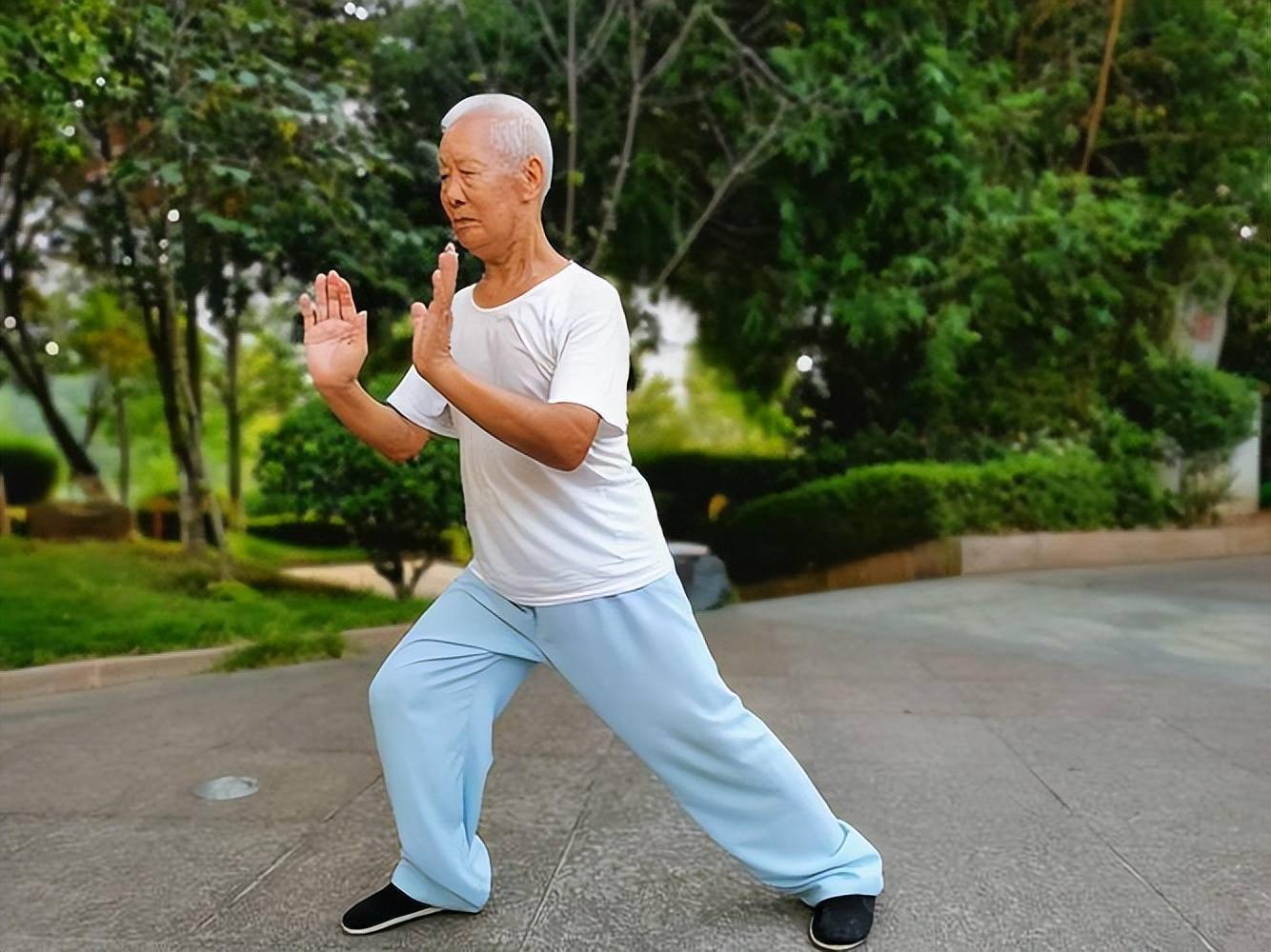 医生提醒：慢阻肺不管怎么治，最后都逃不过气短加重？