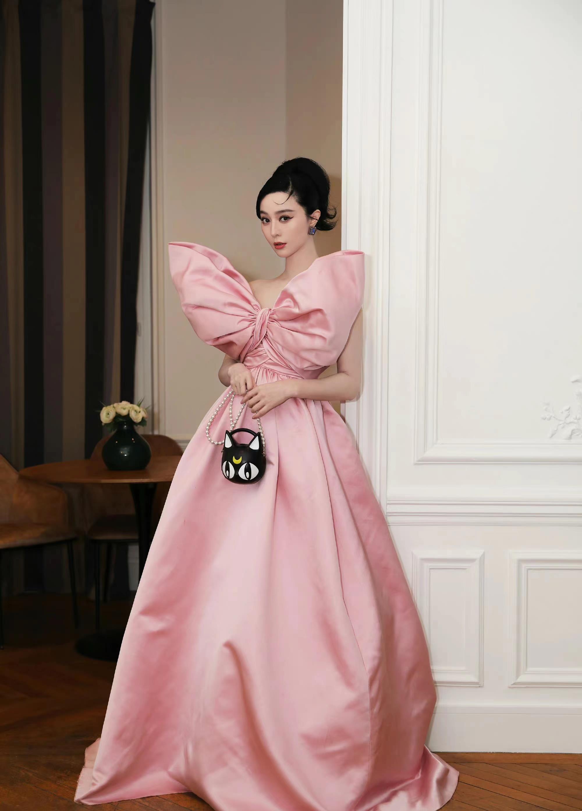 41岁范冰冰巴黎时装周造型封神!穿粉色高定美成芭比娃娃,好少女