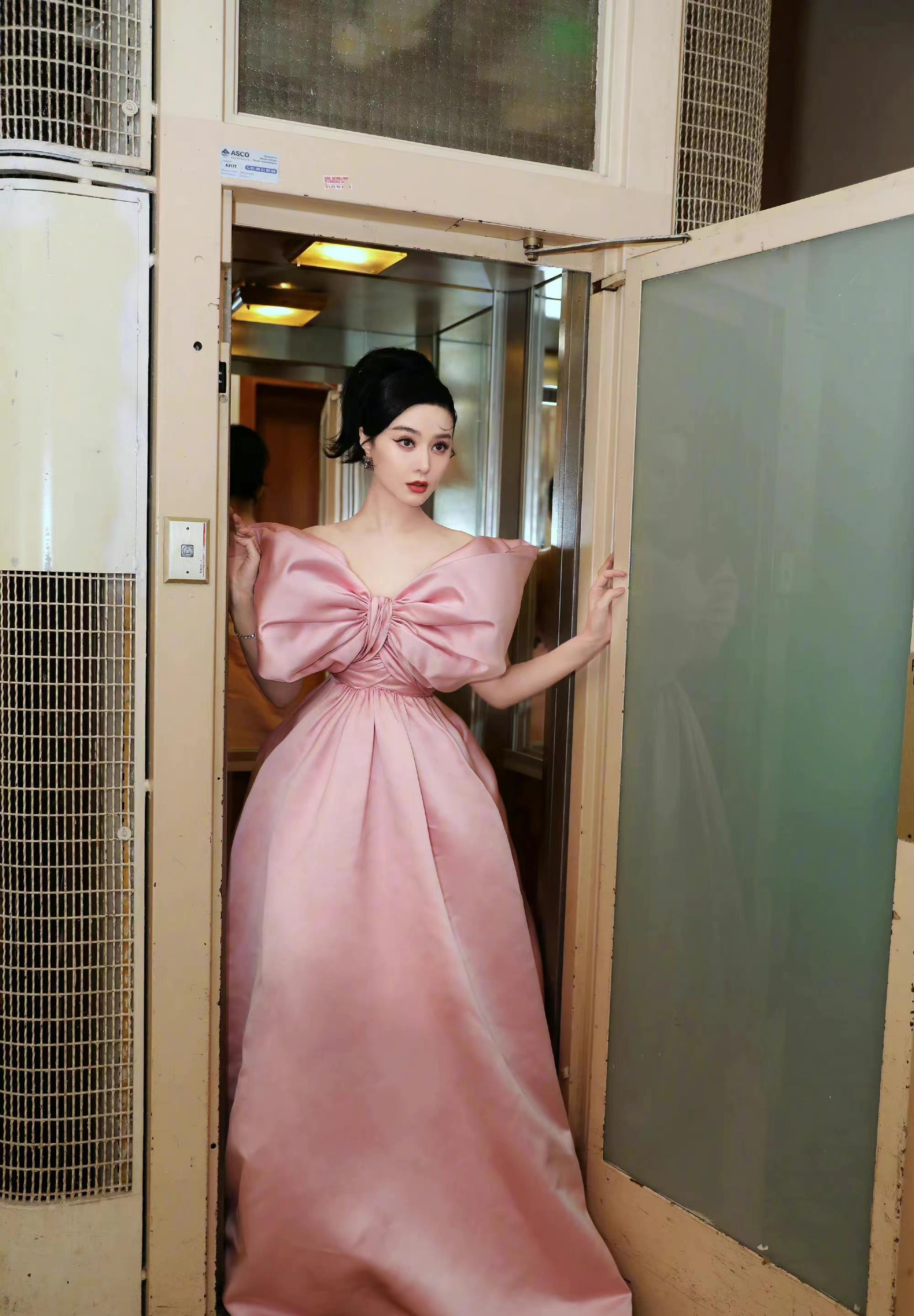 41岁范冰冰巴黎时装周造型封神!穿粉色高定美成芭比娃娃,好少女