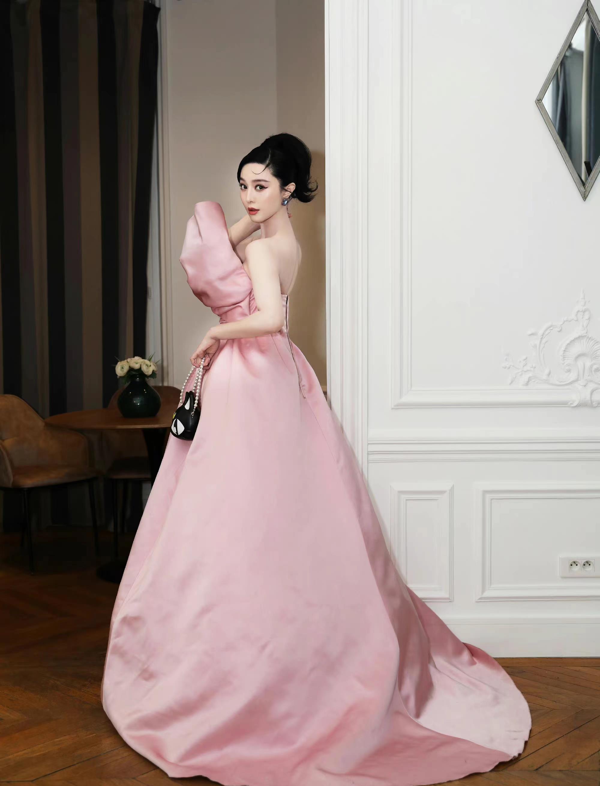 41岁范冰冰巴黎时装周造型封神!穿粉色高定美成芭比娃娃,好少女