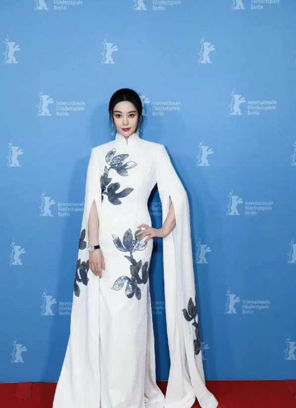 41岁范冰冰巴黎时装周造型封神!穿粉色高定美成芭比娃娃,好少女