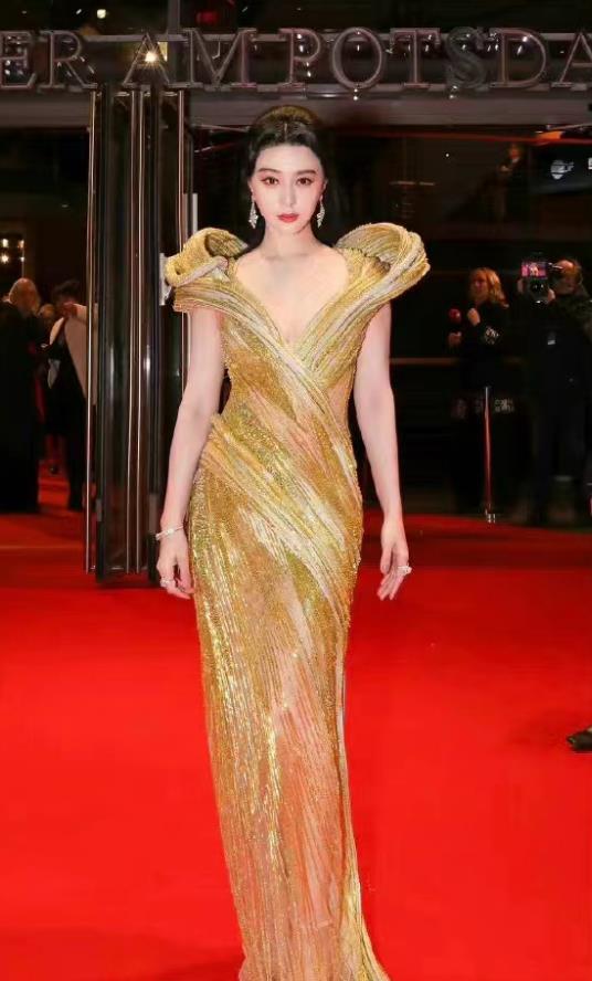 41岁范冰冰巴黎时装周造型封神!穿粉色高定美成芭比娃娃,好少女