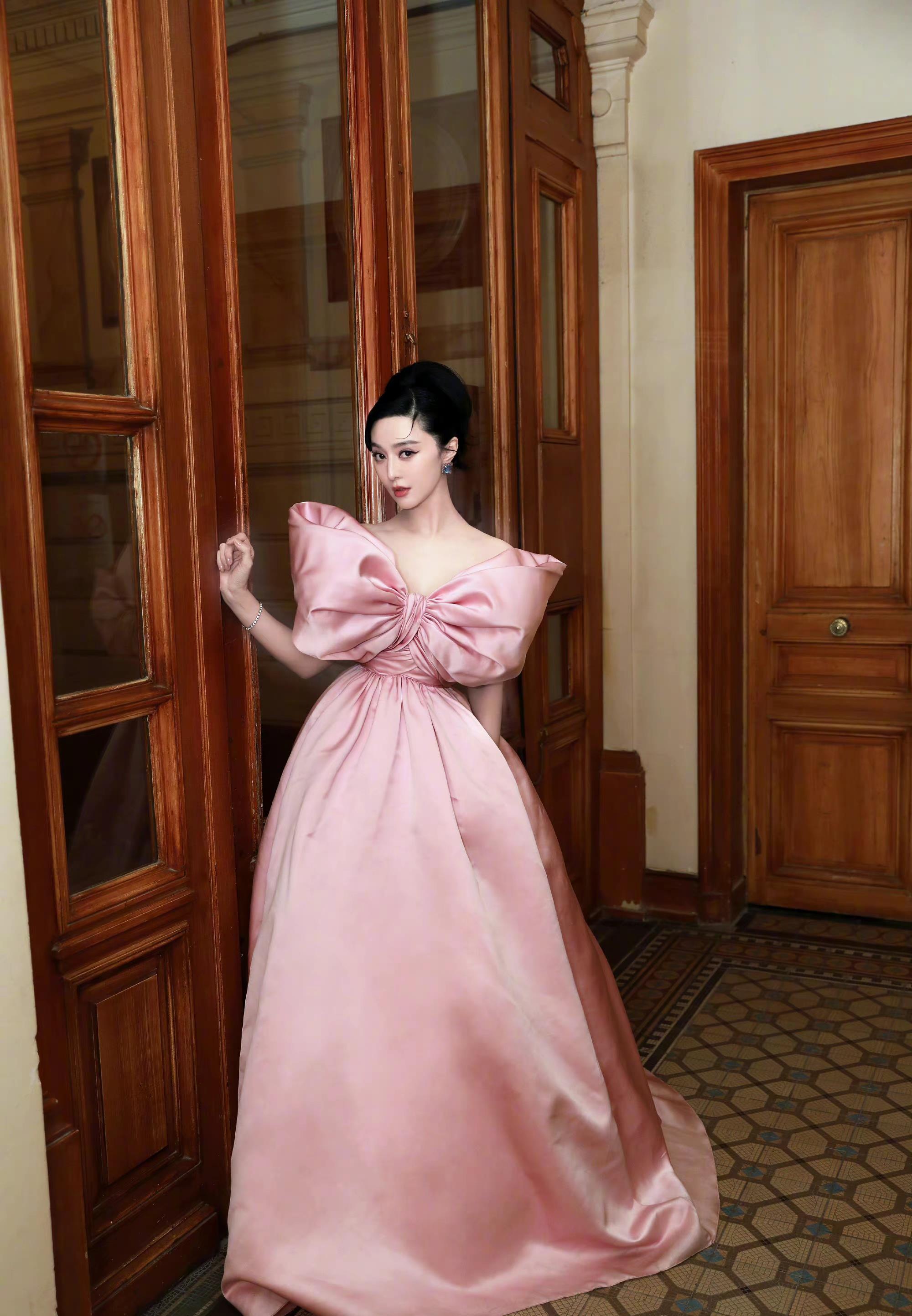 41岁范冰冰巴黎时装周造型封神!穿粉色高定美成芭比娃娃,好少女