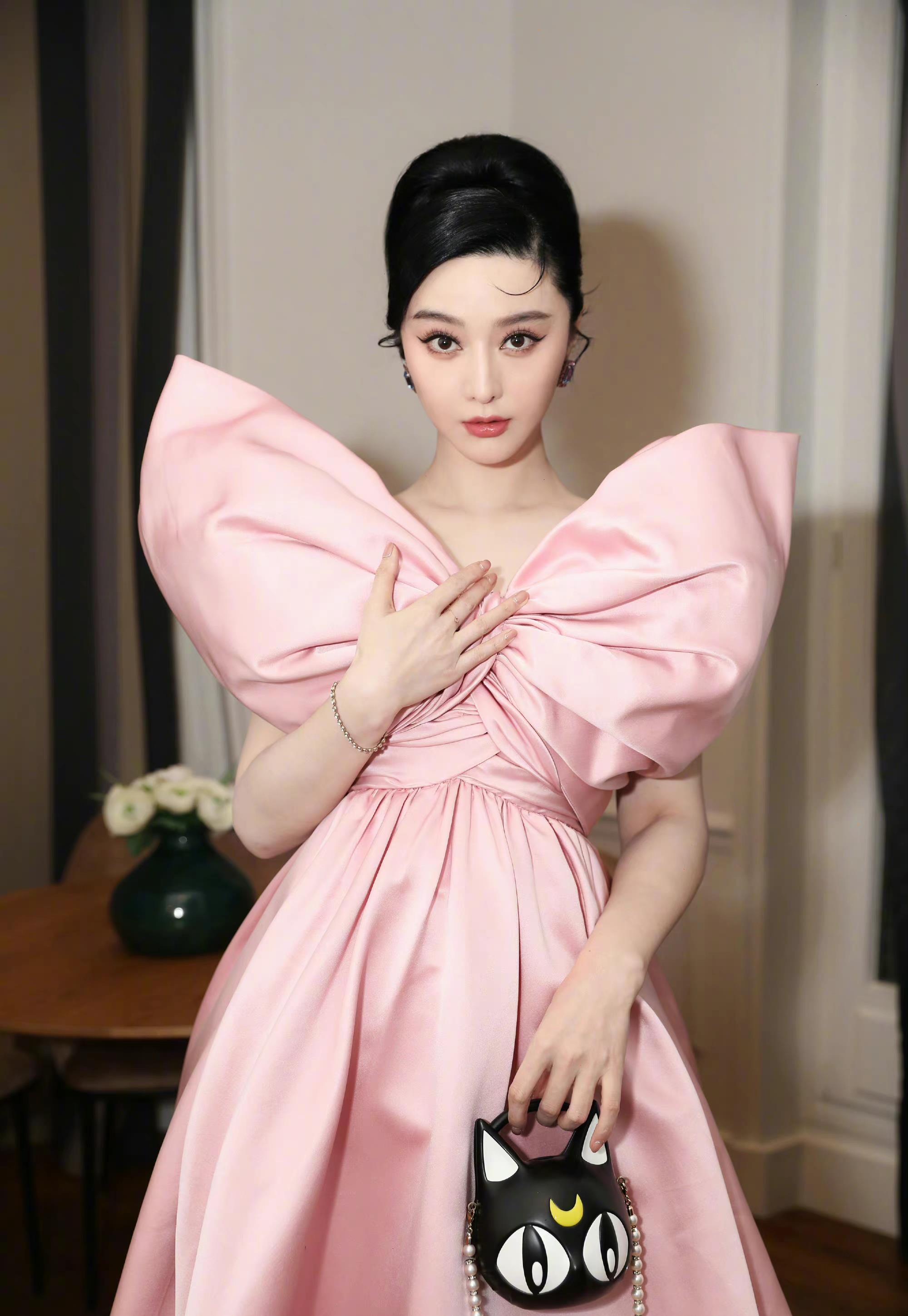 41岁范冰冰巴黎时装周造型封神!穿粉色高定美成芭比娃娃,好少女