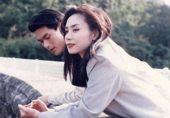 他一生娶了三个老婆，全部美若天仙，最后与“10亿富婆”双宿双栖