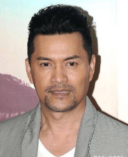 他一生娶了三个老婆，全部美若天仙，最后与“10亿富婆”双宿双栖