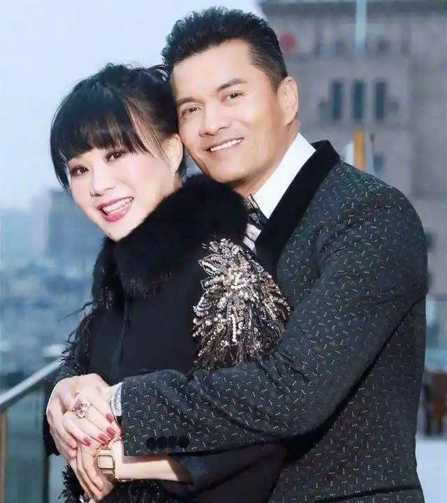 吕良伟与第三任太太罕同框,美娇妻颜值不输前任,网友:郎才女貌