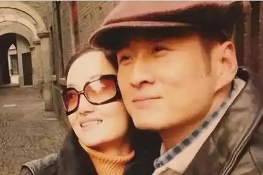 61岁孙兴官宣婚讯，与同居1月的前妻三度复合，富婆女友体面成全