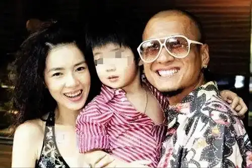 61岁孙兴官宣婚讯，与同居1月的前妻三度复合，富婆女友体面成全