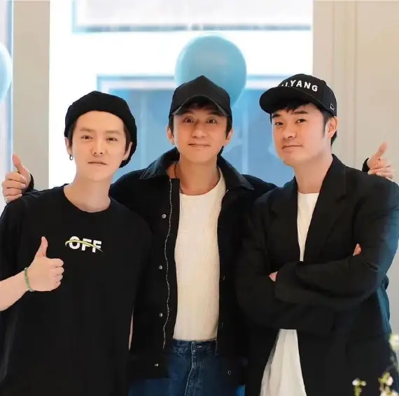 陈赫凌晨卡点为邓超庆生！相识12年彼此庆生11年，鹿晗中断发祝福