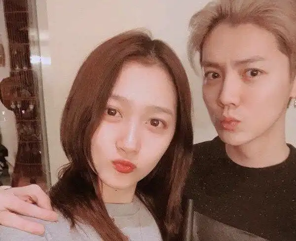 难怪大家说合影要远离鹿晗，本以为是玩笑话，看到照片就懂了！